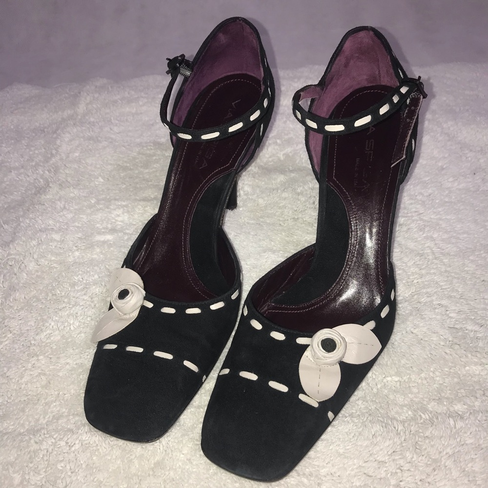Via Spiga— Cute Suede Heels w/White Suede Flowers
